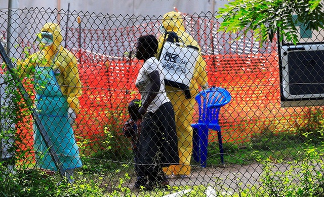 Căng thẳng trong tâm dịch Ebola ở châu Phi - Ảnh 1.