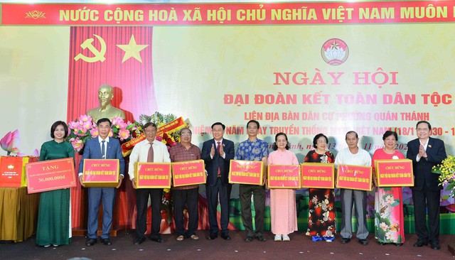 Chủ tịch Quốc hội dự Ngày hội Đại đoàn kết toàn dân tộc tại phường Quán Thánh, Hà Nội - Ảnh 1.