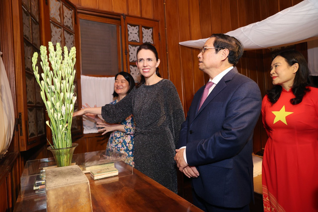 Hai Thủ tướng Việt Nam và New Zealand thăm Nhà sàn Bác Hồ - Ảnh 2.