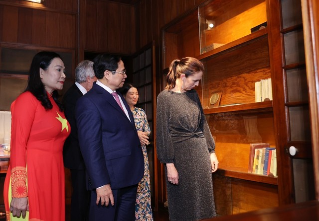 Hai Thủ tướng Việt Nam và New Zealand thăm Nhà sàn Bác Hồ - Ảnh 1.