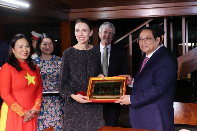 Hai Thủ tướng Việt Nam và New Zealand thăm Nhà sàn Bác Hồ - Ảnh 3.