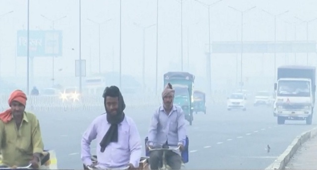 Ô nhiễm khói bụi bóp nghẹt bầu không khí ở New Delhi - Ảnh 2.