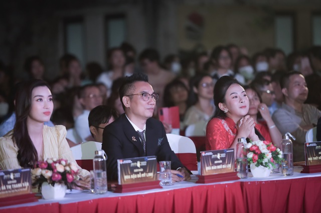 NTK Vũ Thảo Giang cùng hoa hậu Đỗ Mỹ Linh làm giám khảo chung kết Sinh viên thanh lịch 2022 - Ảnh 4.
