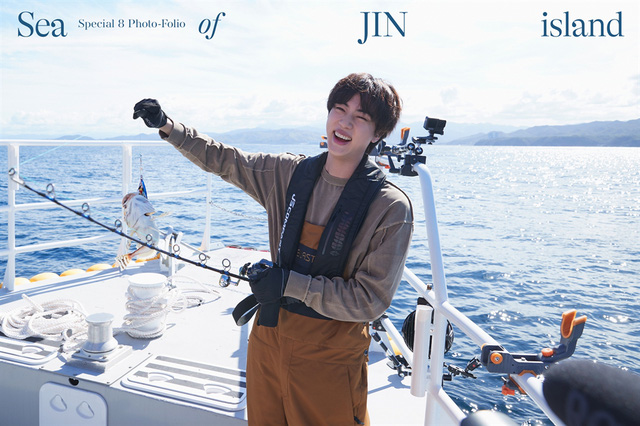 Jin (BTS) ra mắt dự án sách ảnh trước khi nhập ngũ - Ảnh 1.
