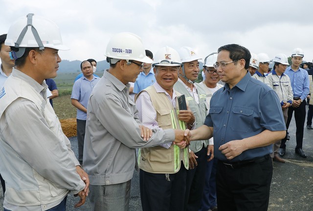 Thủ tướng Phạm Minh Chính dự lễ phát động thi đua đẩy mạnh phát triển hạ tầng đồng bộ, hiện đại, chống lãng phí - Ảnh 7.