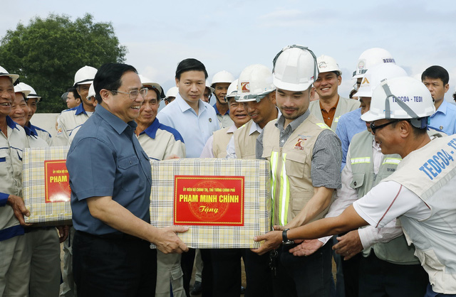 Thủ tướng Phạm Minh Chính dự lễ phát động thi đua đẩy mạnh phát triển hạ tầng đồng bộ, hiện đại, chống lãng phí - Ảnh 9.