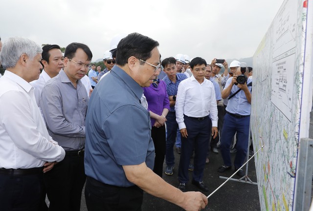 Thủ tướng Phạm Minh Chính dự lễ phát động thi đua đẩy mạnh phát triển hạ tầng đồng bộ, hiện đại, chống lãng phí - Ảnh 6.