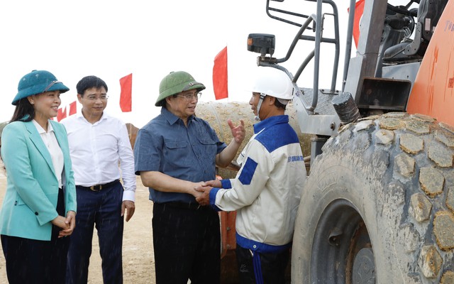 Thủ tướng Phạm Minh Chính dự lễ phát động thi đua đẩy mạnh phát triển hạ tầng đồng bộ, hiện đại, chống lãng phí - Ảnh 8.