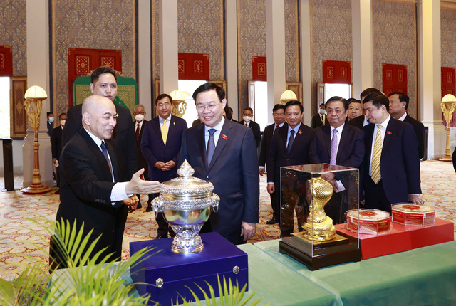Chủ tịch Quốc hội Vương Đình Huệ yết kiến Quốc vương Campuchia Norodom Sihamoni - Ảnh 1.