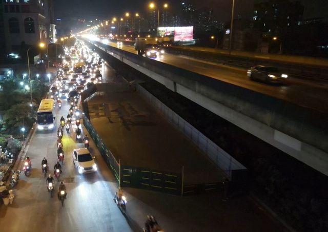Xén dải phân cách để giảm ùn tắc đường Nguyễn Xiển - Ảnh 2.