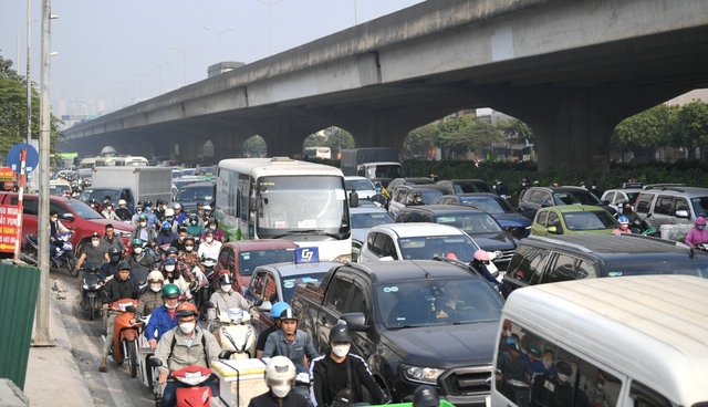 Xén dải phân cách để giảm ùn tắc đường Nguyễn Xiển - Ảnh 1.