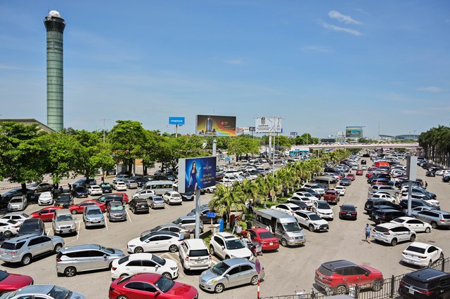 Kiên quyết xử lý vi phạm dừng đỗ xe ở sân bay Nội Bài - Ảnh 1.