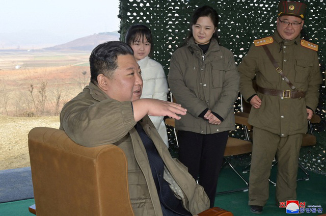 Con gái ông Kim Jong-un lần đầu lộ diện - Ảnh 2.