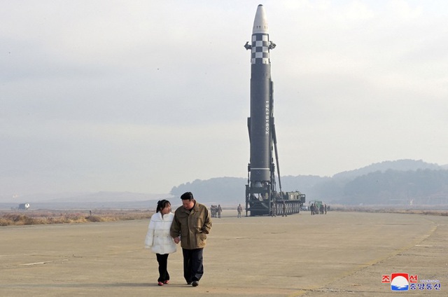 Con gái ông Kim Jong-un lần đầu lộ diện - Ảnh 3.