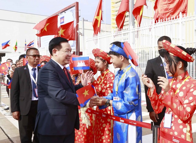 Chủ tịch Quốc hội bắt đầu thăm chính thức Campuchia và dự AIPA-43 - Ảnh 8.