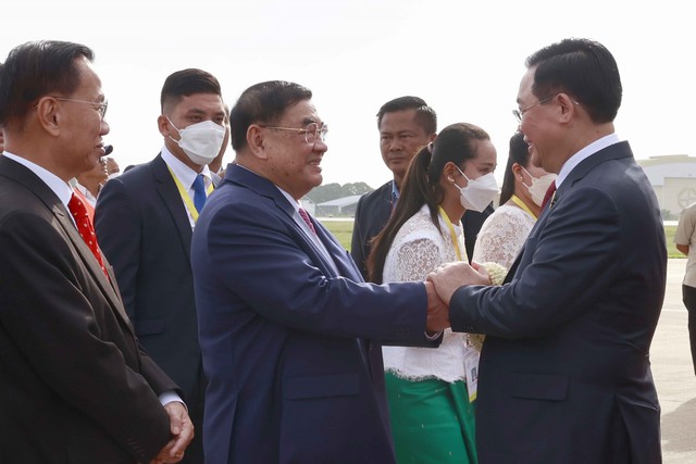 Chủ tịch Quốc hội bắt đầu thăm chính thức Campuchia và dự AIPA-43 - Ảnh 4.