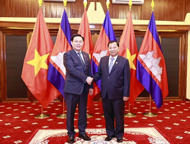 Chủ tịch Quốc hội Vương Đình Huệ hội kiến Chủ tịch Thượng viện Campuchia - Ảnh 2.