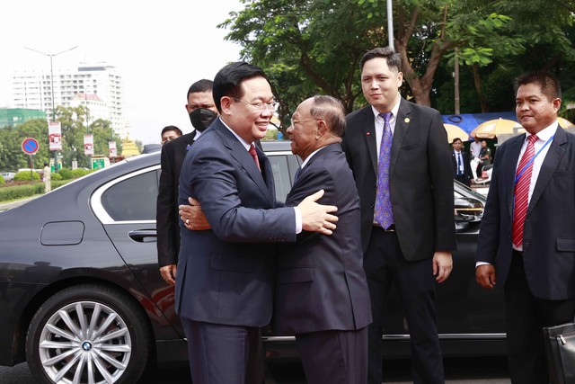Lễ đón Chủ tịch Quốc hội Vương Đình Huệ thăm chính thức Vương quốc Campuchia - Ảnh 1.