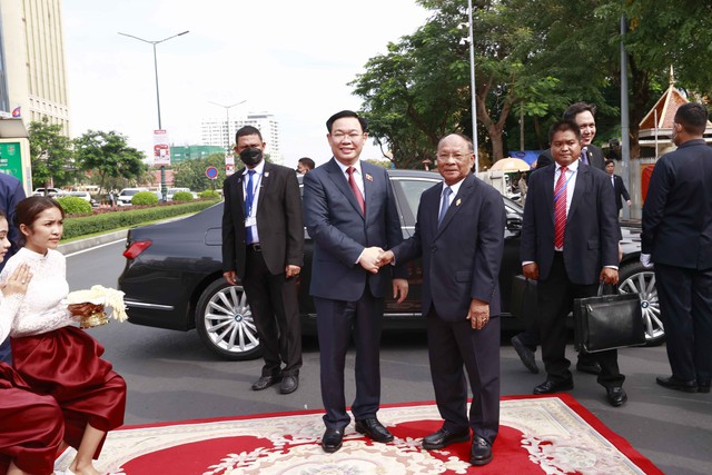 Lễ đón Chủ tịch Quốc hội Vương Đình Huệ thăm chính thức Vương quốc Campuchia - Ảnh 3.