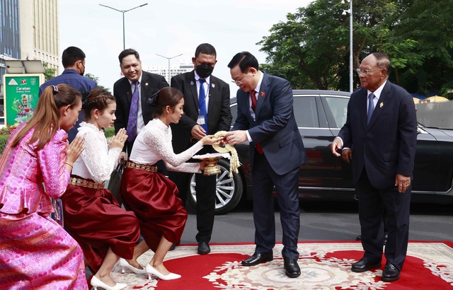 Lễ đón Chủ tịch Quốc hội Vương Đình Huệ thăm chính thức Vương quốc Campuchia - Ảnh 4.