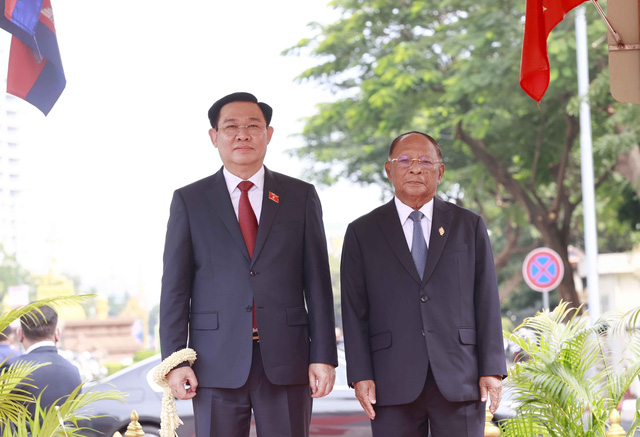 Lễ đón Chủ tịch Quốc hội Vương Đình Huệ thăm chính thức Vương quốc Campuchia - Ảnh 15.