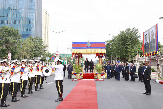 Lễ đón Chủ tịch Quốc hội Vương Đình Huệ thăm chính thức Vương quốc Campuchia - Ảnh 14.