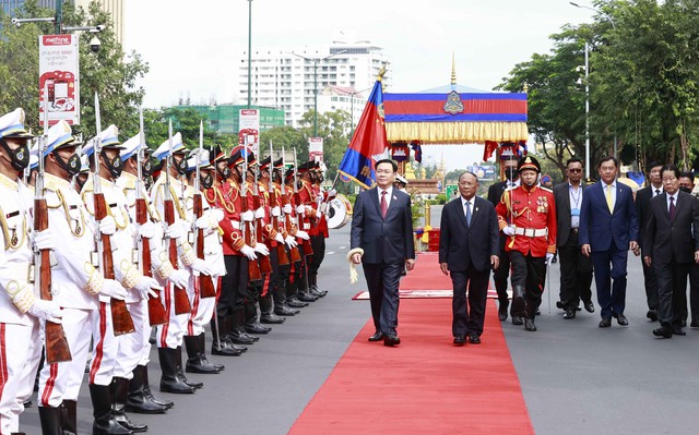 Lễ đón Chủ tịch Quốc hội Vương Đình Huệ thăm chính thức Vương quốc Campuchia - Ảnh 12.