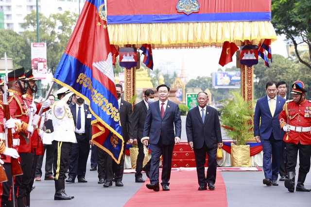 Lễ đón Chủ tịch Quốc hội Vương Đình Huệ thăm chính thức Vương quốc Campuchia - Ảnh 11.