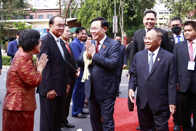 Lễ đón Chủ tịch Quốc hội Vương Đình Huệ thăm chính thức Vương quốc Campuchia - Ảnh 10.