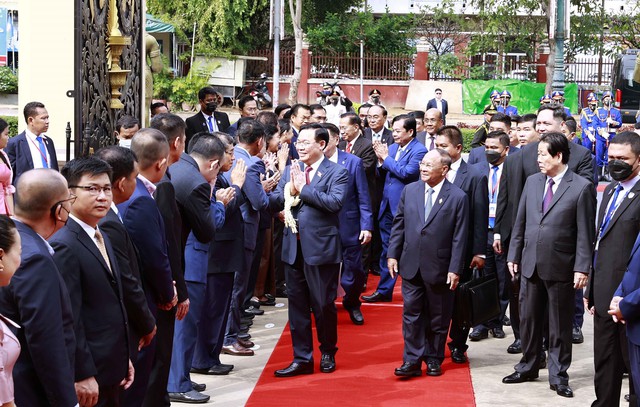 Lễ đón Chủ tịch Quốc hội Vương Đình Huệ thăm chính thức Vương quốc Campuchia - Ảnh 8.