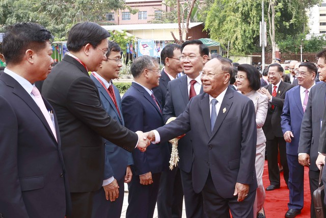 Lễ đón Chủ tịch Quốc hội Vương Đình Huệ thăm chính thức Vương quốc Campuchia - Ảnh 6.
