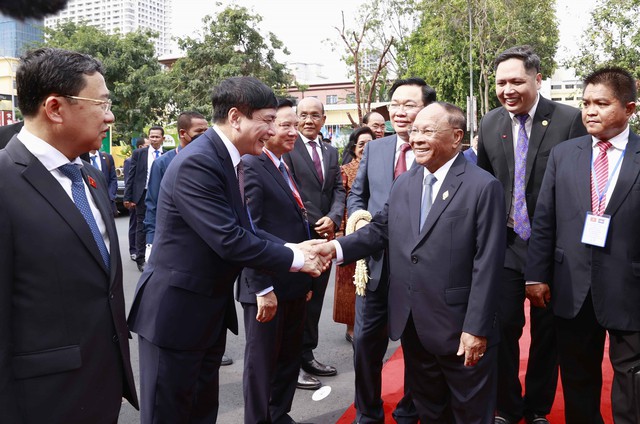 Lễ đón Chủ tịch Quốc hội Vương Đình Huệ thăm chính thức Vương quốc Campuchia - Ảnh 5.