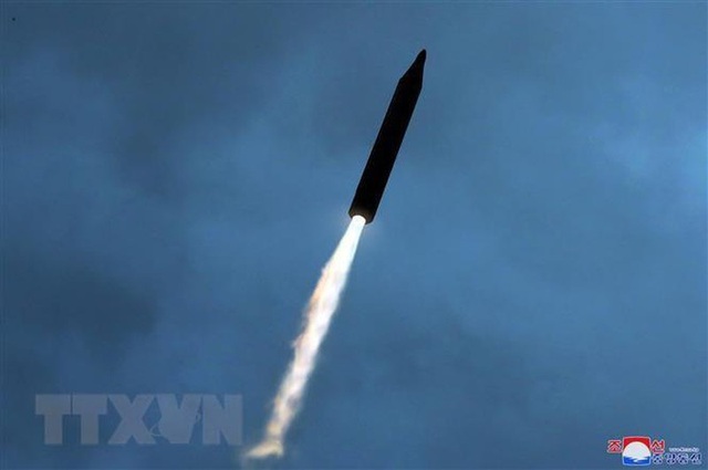 Hàn Quốc: Triều Tiên đã phóng ít nhất 10 tên lửa đạn đạo - Ảnh 1.
