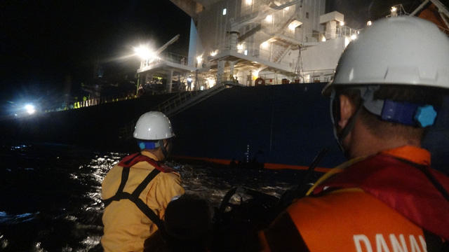 Kịp thời cứu thuyền viên tàu nước ngoài gặp nạn trên biển - Ảnh 3.
