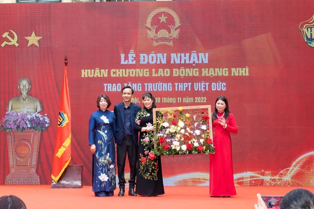 Trường THPT Việt Đức vinh dự đón nhận Huân chương Lao động hạng Nhì - Ảnh 8.