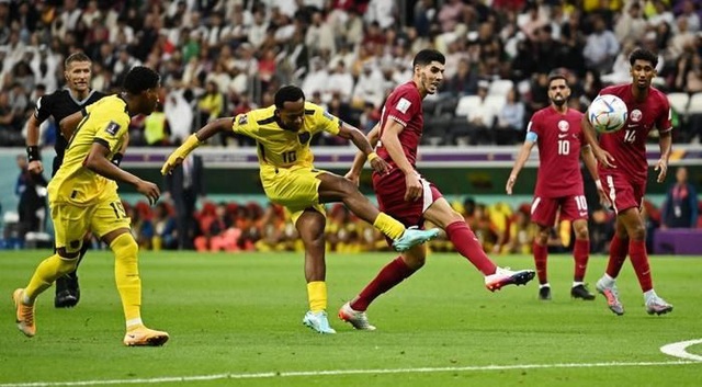 Qatar là đội chủ nhà đầu tiên thua trận mở màn World Cup - Ảnh 1.