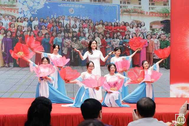 Trường THPT Việt Đức vinh dự đón nhận Huân chương Lao động hạng Nhì - Ảnh 5.