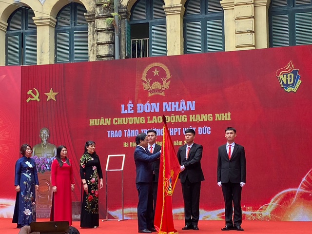 Trường THPT Việt Đức vinh dự đón nhận Huân chương Lao động hạng Nhì - Ảnh 3.