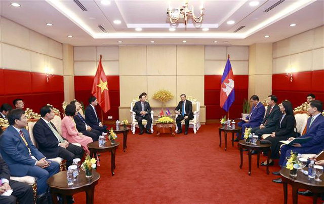 Chủ tịch Quốc hội tiếp Phó Tổng Tư lệnh Quân đội Campuchia - Ảnh 2.