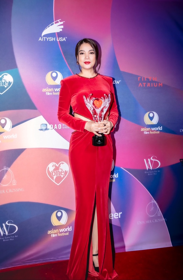 Trương Ngọc Ánh rạng rỡ hội ngộ Quyền Linh tại Liên hoan phim Asia World Film Festival 2022 - Ảnh 2.