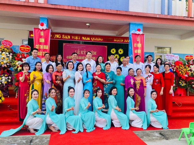 Trường mần non Hiến Nam, Thành phố Hưng Yên đón nhận Cờ thi đua xuất sắc của UBND tỉnh - Ảnh 2.