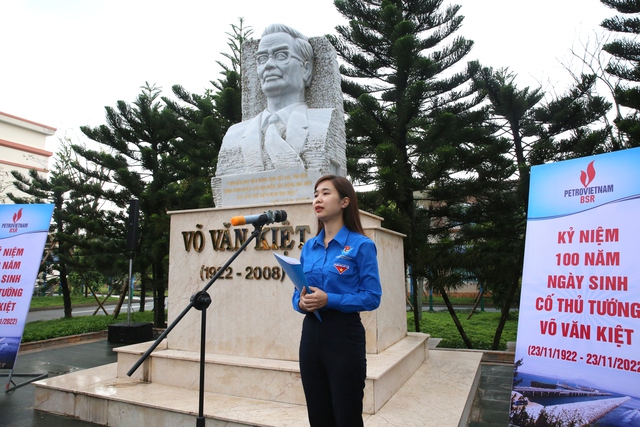 Tổ chức Lễ dâng hoa tưởng nhớ cố Thủ tướng Võ Văn Kiệt tại NMLD Dung Quất - Ảnh 2.