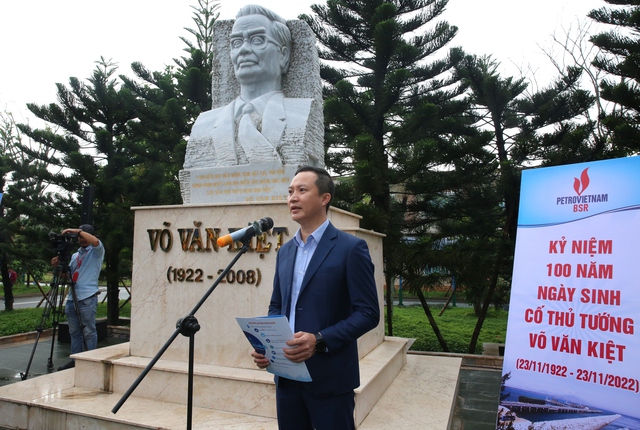 Tổ chức Lễ dâng hoa tưởng nhớ cố Thủ tướng Võ Văn Kiệt tại NMLD Dung Quất - Ảnh 1.