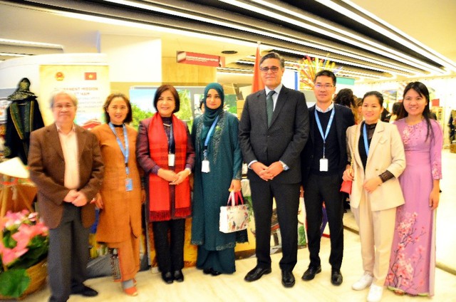 Quảng bá văn hóa, đặc sản và ẩm thực Việt Nam tại Hội chợ quốc tế LHQ ở Geneva - Ảnh 1.