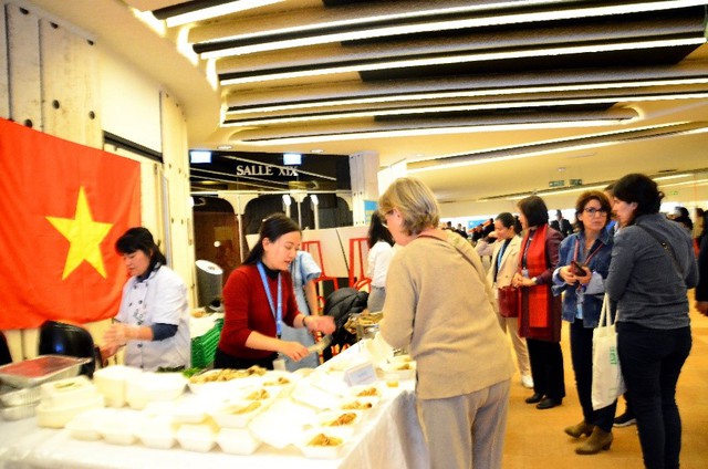 Quảng bá văn hóa, đặc sản và ẩm thực Việt Nam tại Hội chợ quốc tế LHQ ở Geneva - Ảnh 2.