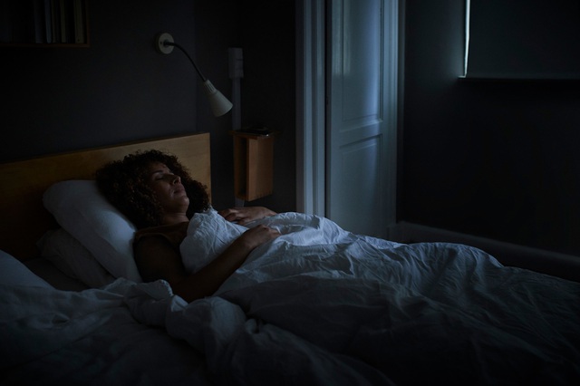 Bật đèn khi ngủ làm tăng nguy cơ mắc bệnh tiểu đường - Ảnh 2.