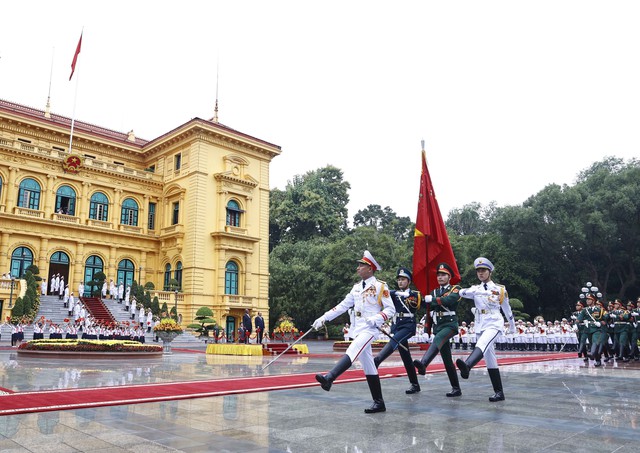 Chủ tịch nước Nguyễn Xuân Phúc chủ trì Lễ đón Tổng thống Uganda thăm chính thức Việt Nam - Ảnh 4.