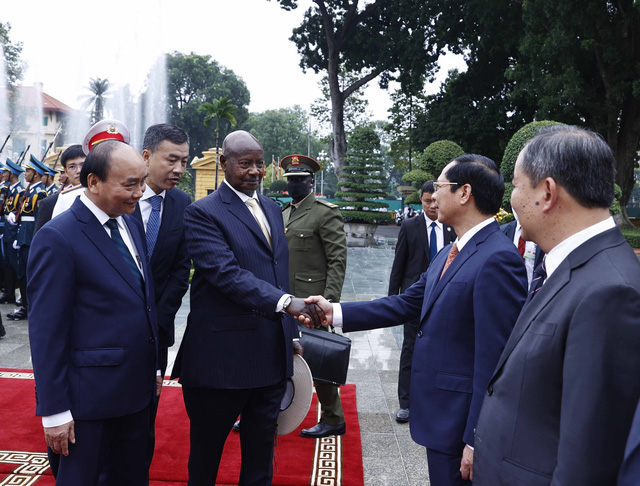Chủ tịch nước Nguyễn Xuân Phúc chủ trì Lễ đón Tổng thống Uganda thăm chính thức Việt Nam - Ảnh 2.