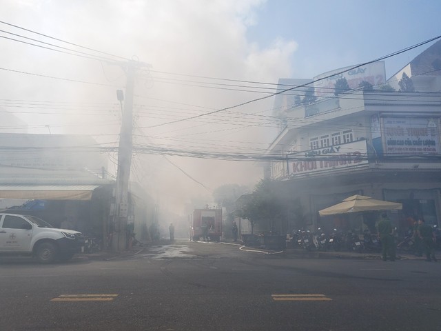 Cháy lớn tại nhà dân ở Tây Ninh - Ảnh 1.