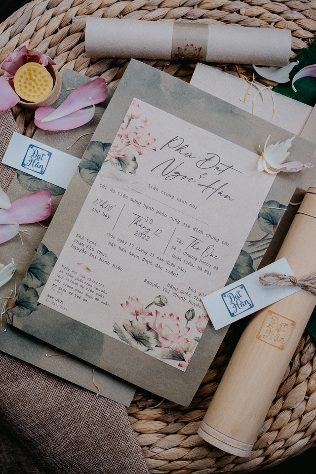 Thiệp cưới giấy dó mang đến cho đám cưới của bạn một vẻ đẹp ngọt ngào, tinh tế và đầy ý nghĩa. Hãy cùng xem những mẫu thiệp cưới giấy dó đẹp nhất để tìm ra lựa chọn hoàn hảo cho ngày trọng đại của bạn!